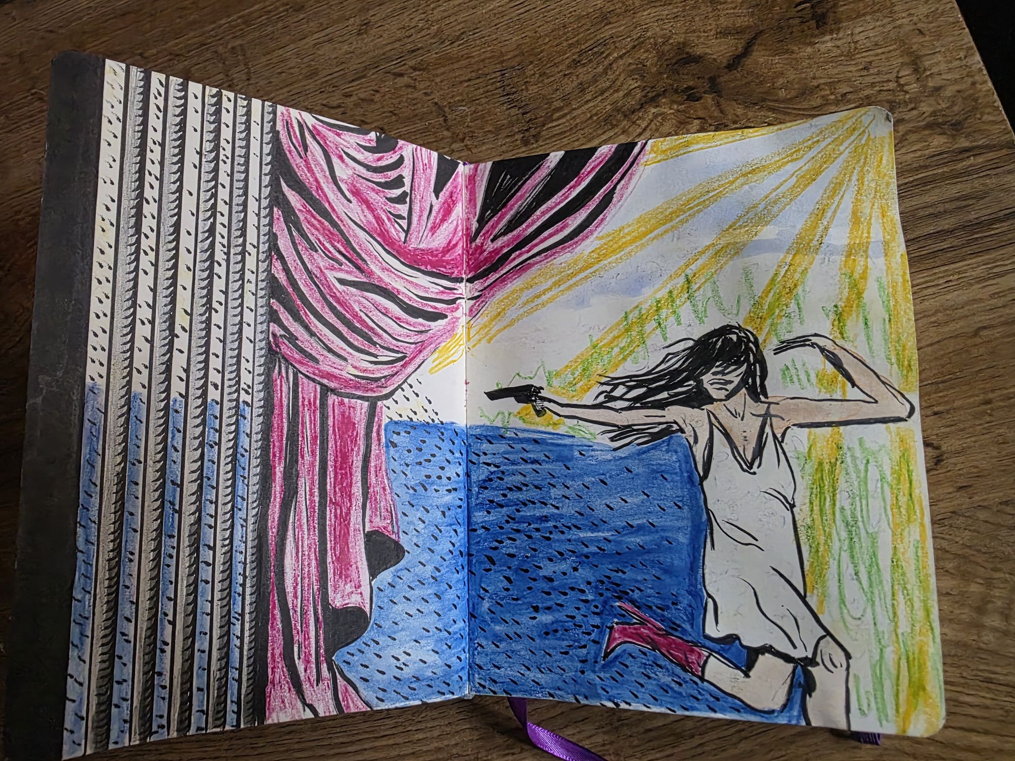 Eine gezeichnete Szene in einem Skizzenbuch, die eine tanzende Frau in einem weißen Kleid darstellt, umgeben von bunten Hintergründen mit rotem Vorhang und strahlendem Licht.
